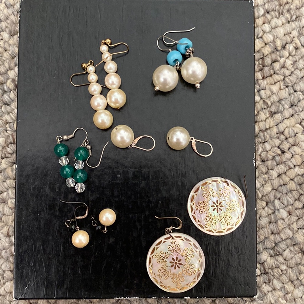 Lot of 6 earring all in excellent condition.